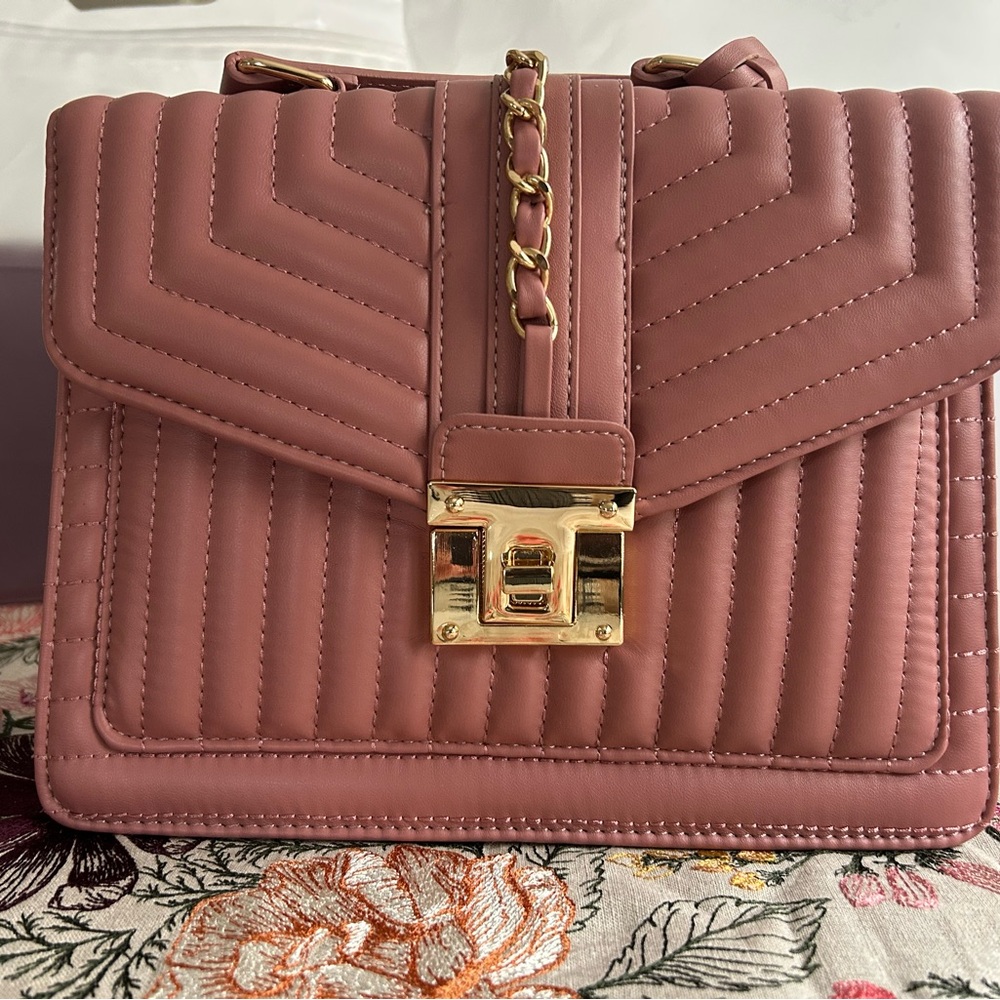 Elegant Quilted Shoulder Bag in Pink